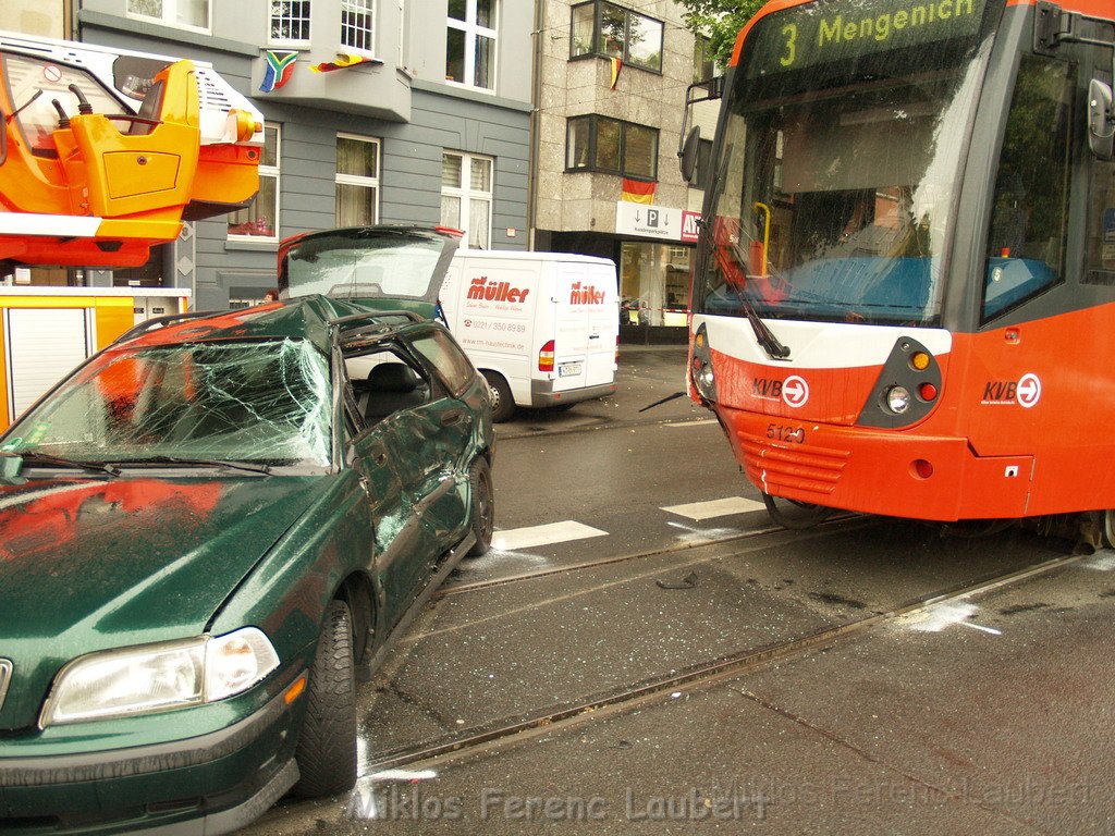 VU PKW gegen Bahn Koeln Deutz Gotenring P11.JPG